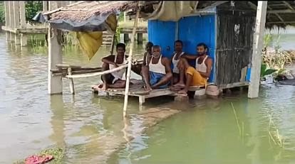 Bihar Flood: बक्सर, पटना, भागलपुर में उफान पर गंगा, बेगूसराय में पलायन को मजबूर हुए लोग