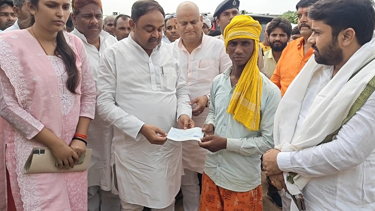 स्नान के दौरान डुबी युवती के परिजनो को बिहार के मंत्री ने दिया चार लाख का चेक