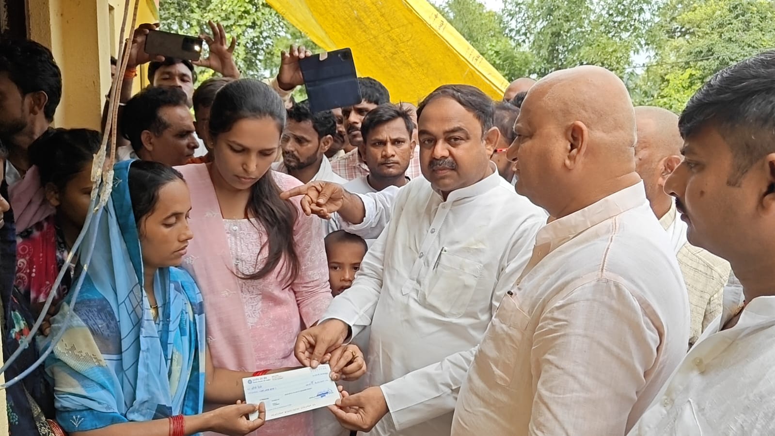 आकाशिय बिजली गिरने से हुई मौत मामले में मंत्री संतोष सिंह ने दी सहायता राशि