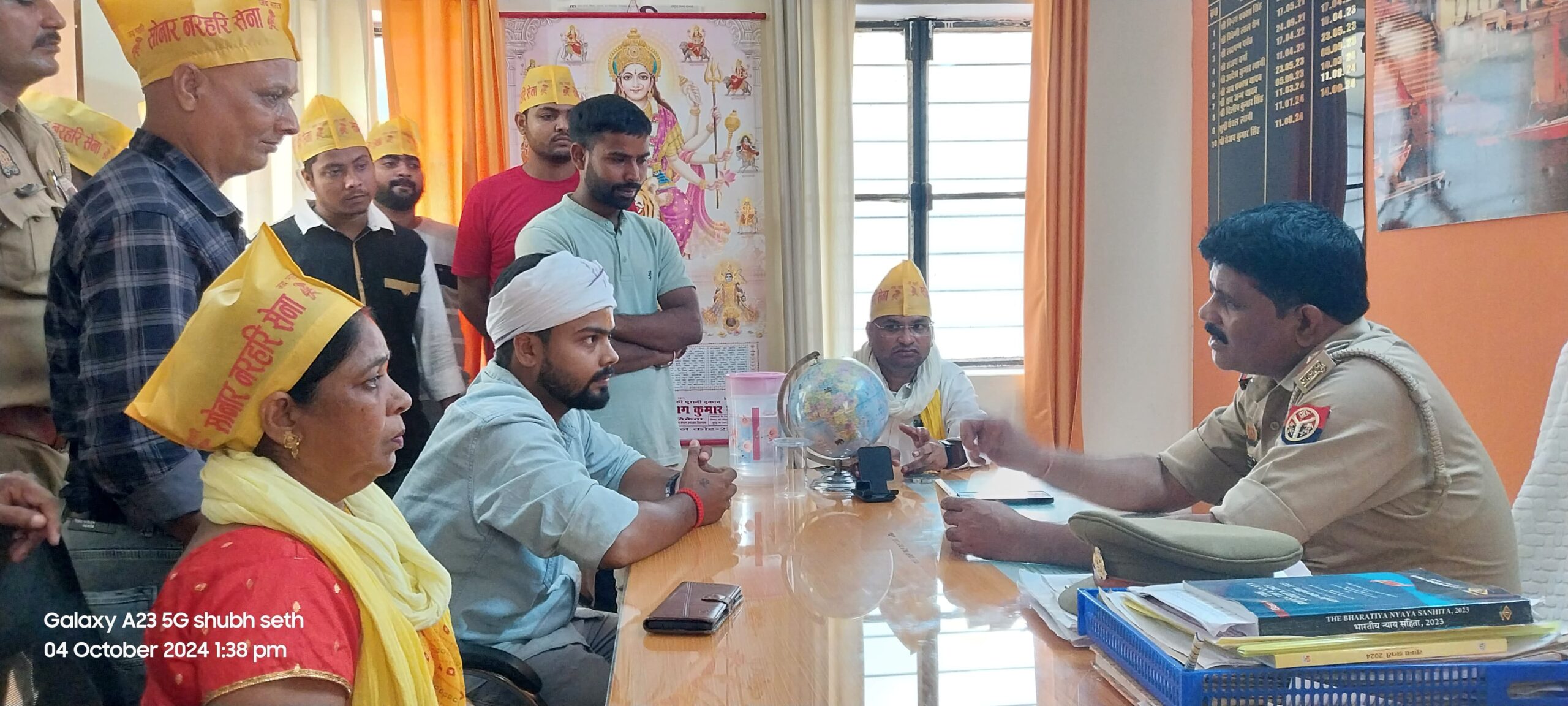 जौनपुर में चोरी की घटना पर आक्रोशित सोनारों ने घेरा केराकत कोतवाली!