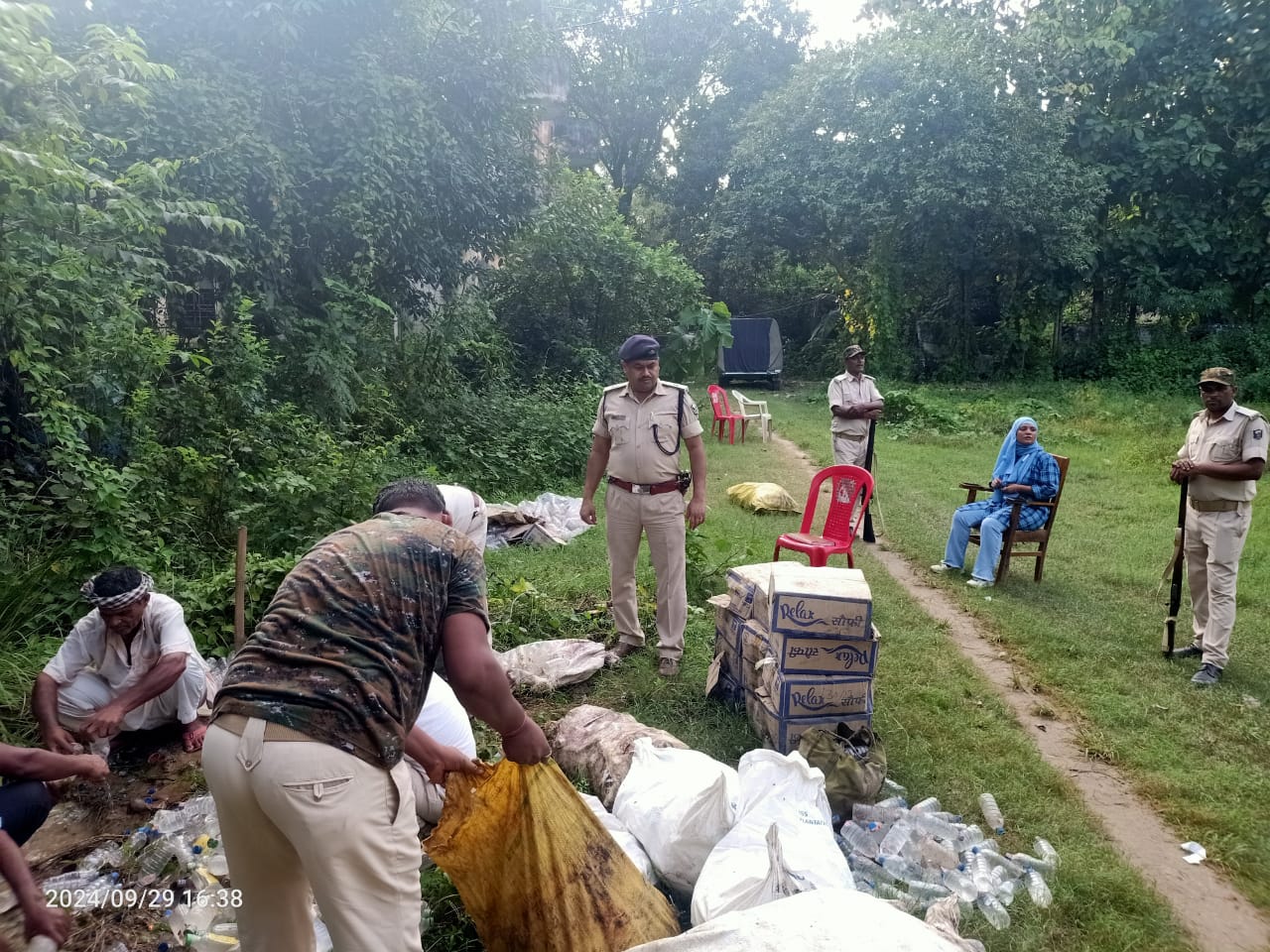 चम्पारण के थाने में 553 लीटर शराब हुआ विनष्ट