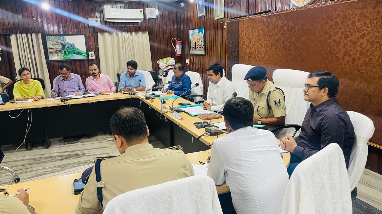 छठ की तैयारी को लेकर डीएम ने की अधिकारियों संग बैठक