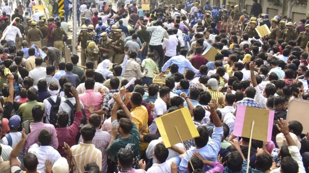 Prayagraj Students Protest : ड्रम और नगाड़ों के शोर में गूंजा छात्रों कि आवाज, पहली बार एक साथ दो परीक्षाओं के लिए संघर्ष : #uppsc