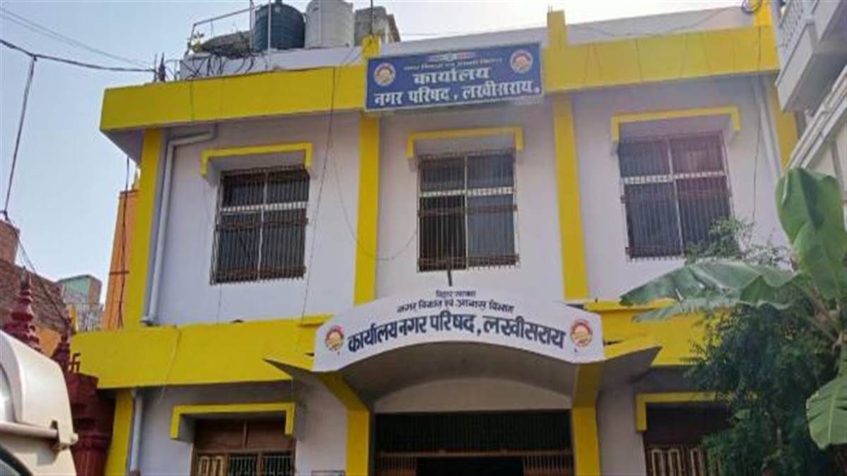 छात्राओं से छेड़खानी की शिकायत पर गुरुजी को अभिभावकों ने कुटा,डीएम ने दिये जांच का आदेश