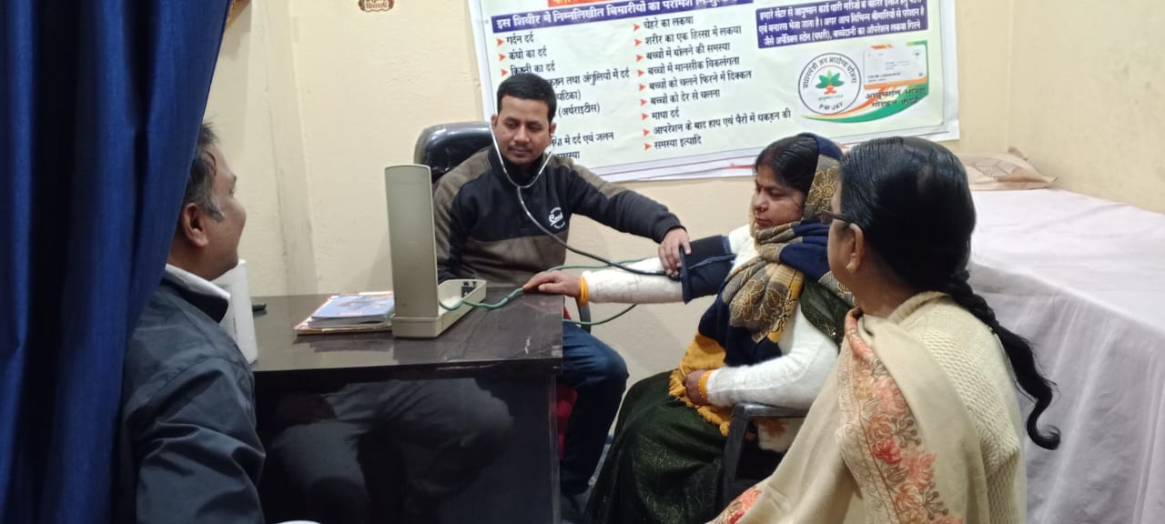 मोहनिया में डॉक्टर संदीप ने लगाया नि:शुल्क स्वास्थ्य शिविर