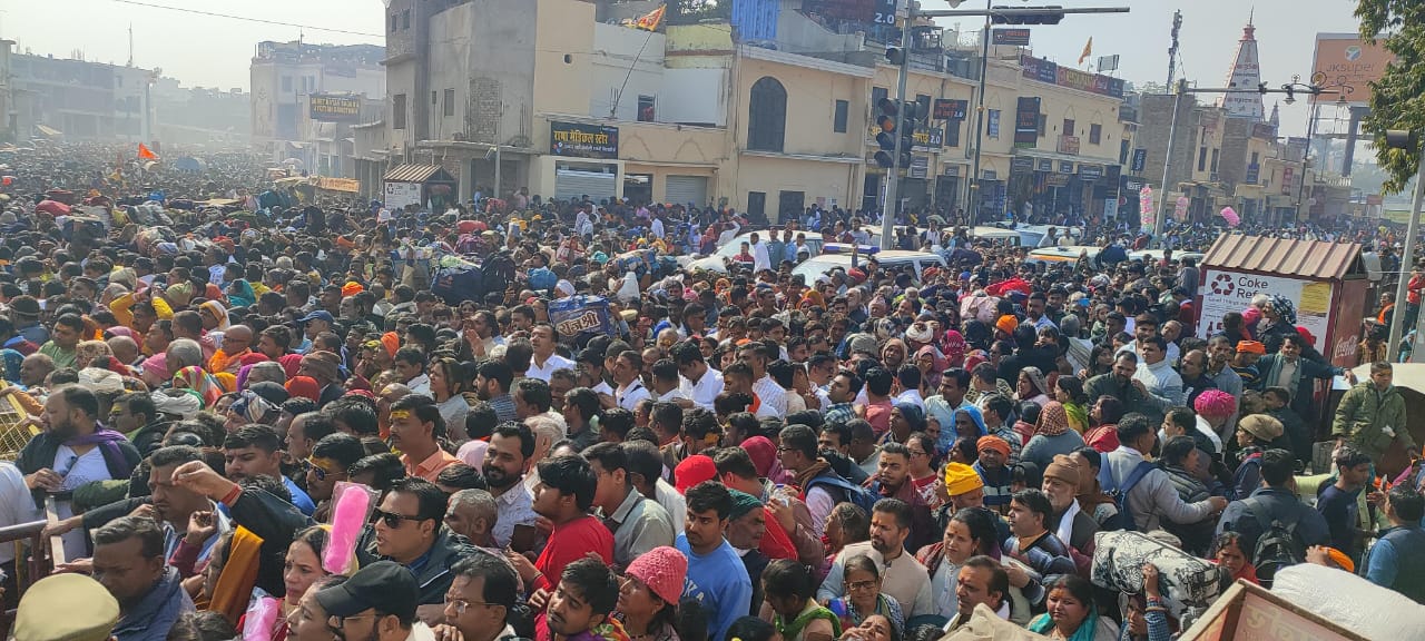 बड़ी संख्या में श्रद्धालुओं ने रामलला व हनुमानगढ़ी में किया दर्शन
