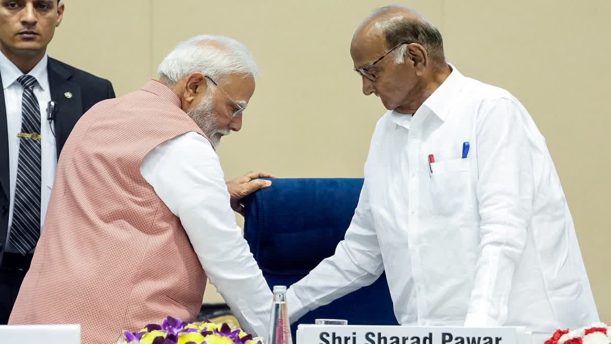 कुर्सी संभाली-गिलास में पानी भरा’, पीएम मोदी ने ऐसे किया शरद पवार का सत्कार,