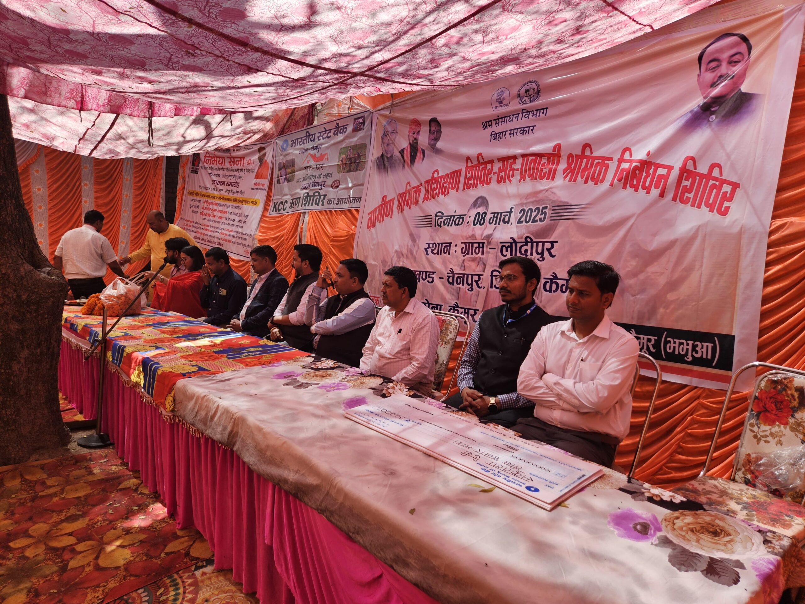 महिला दिवस पर श्रमिक महिलाओं को अधिकारियों ने किया सम्मानित