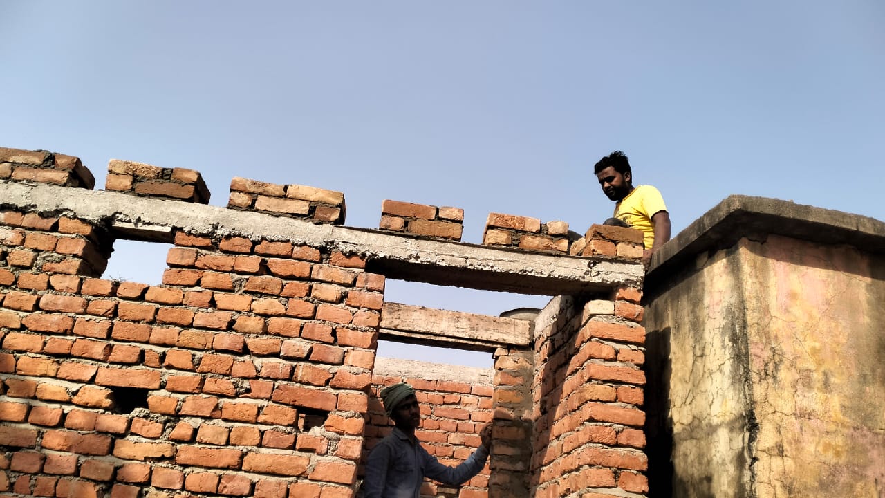 अधिकारी के हस्तक्षेप के बाद शुरु हुआ चम्पारण के विद्यालय में शौचालय निर्माण