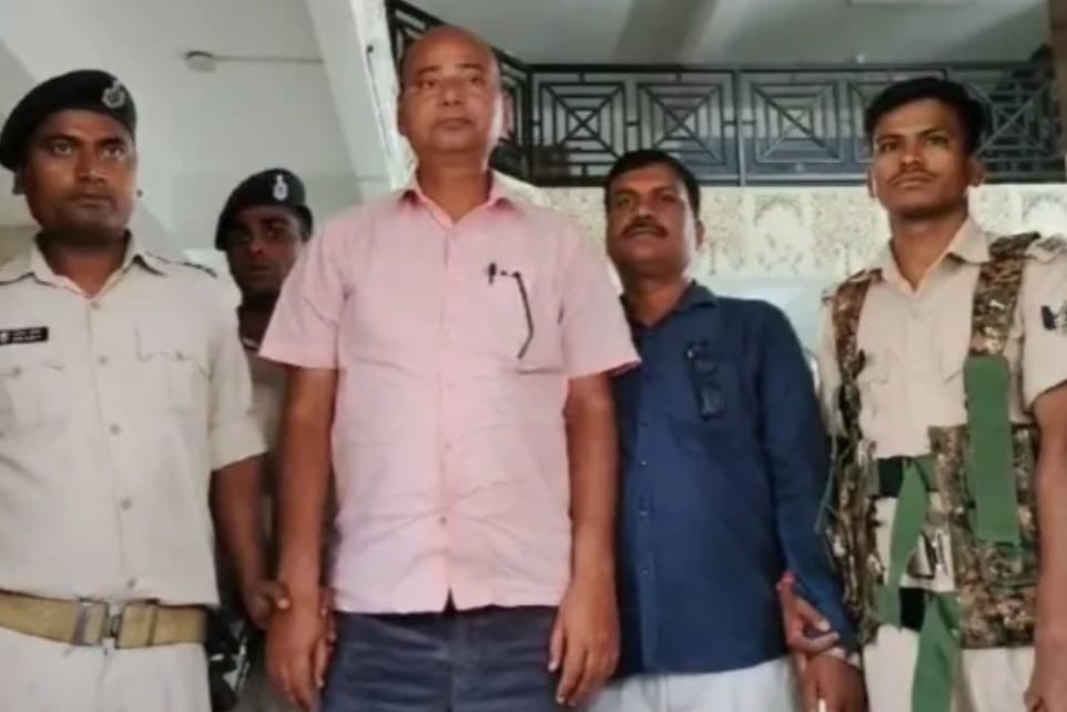 40 हजार की घुस लेते प्रखंड प्रमुख पति और नाजिर को निगरानी ने दबोचा