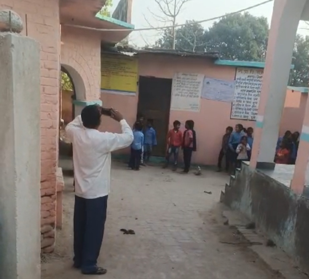 रील की सनक में स्कुल में फुहड़ गानों पर बच्चों को नचवा रहे हेडमास्टर साहब