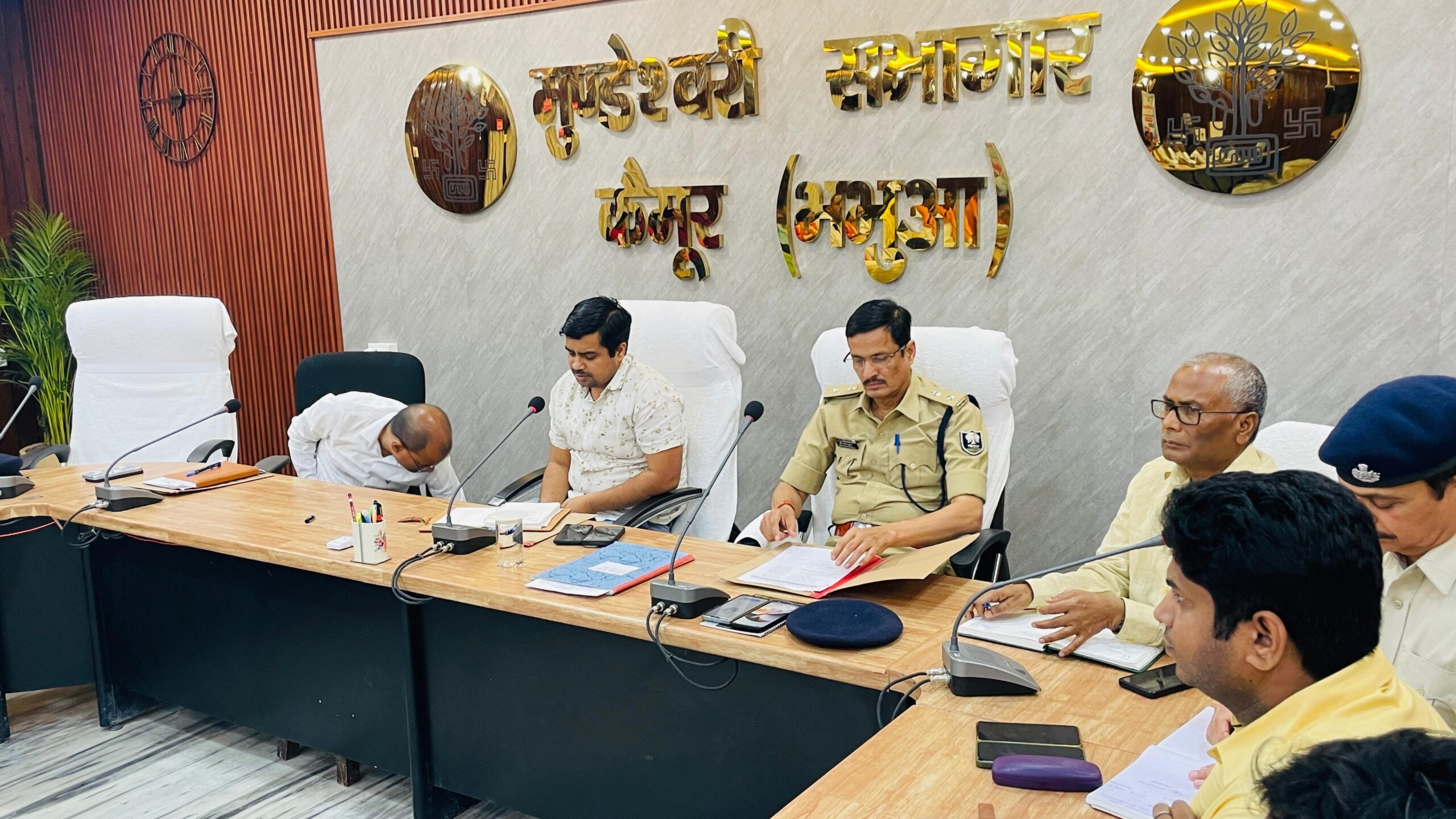 रामनवमी की तैयारियों को ले डीएम एसपी ने की बैठक