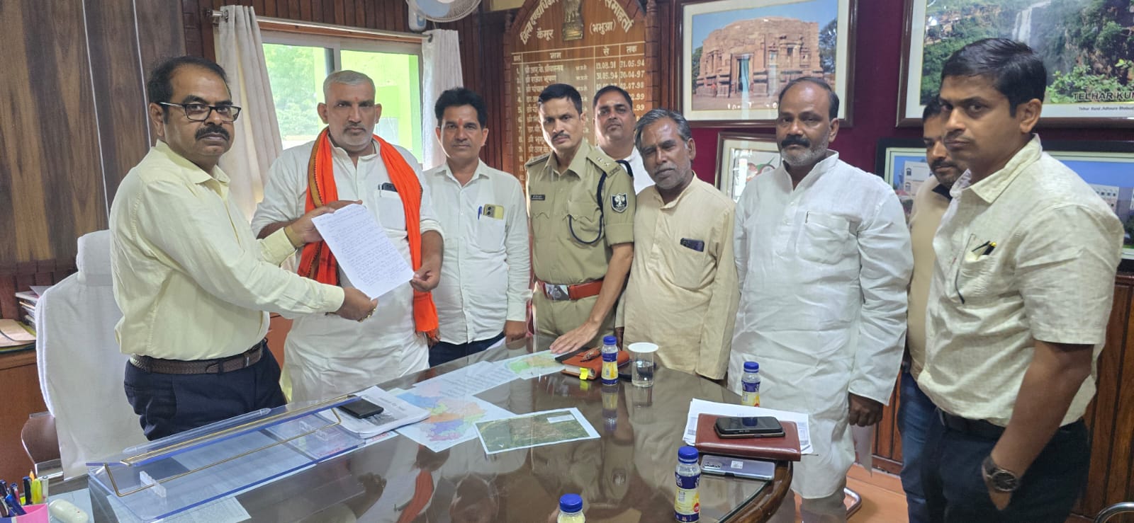 भारतमाला परियोजना को ले किसानों ने दिया डीएम को ज्ञापन