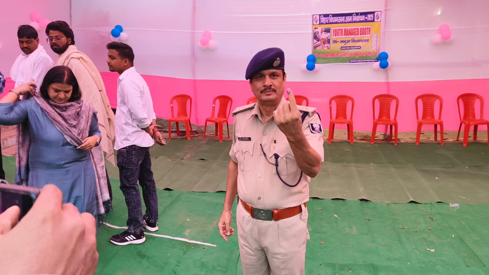 कैमुर एसपी हरिमोहन शुक्ला ने वोट डाल जिलेवासियों से की मतदान की अपील